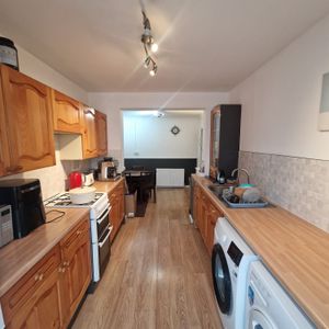 Hunters Square, Dagenham, RM10 - Photo 2