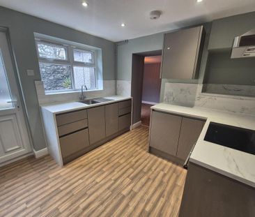 3 bedroom end of terrace house to rent - Photo 2