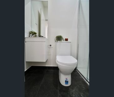 FULLY Furnished STUDIO ROOM in perfect location! - Photo 6