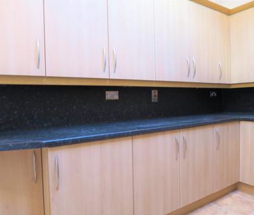 4 bedroom flat to rent - Photo 2