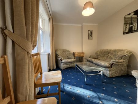 4 bed flat to rent in Gervis Road, Bournemouth, BH1 - Photo 3