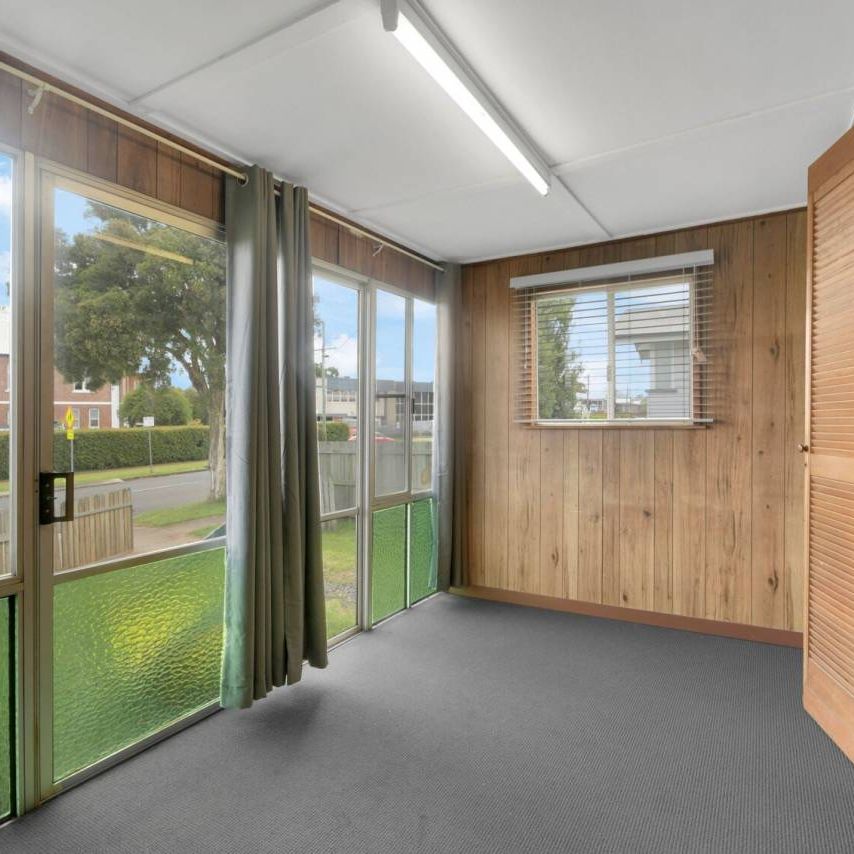 Neat & Tidy Home close to the CBD! - Photo 1
