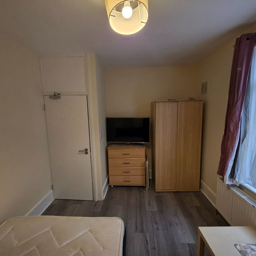 Room in a Shared House, Baronet Road, N17 - Photo 1