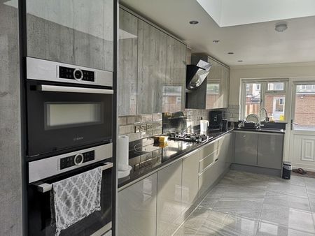 Room in a Shared House, Eastern Avenue, IG2 - Photo 3