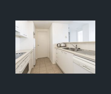 ELAN | Sunny, Spacious & Sophisticated One Bedroom with parking - Photo 3