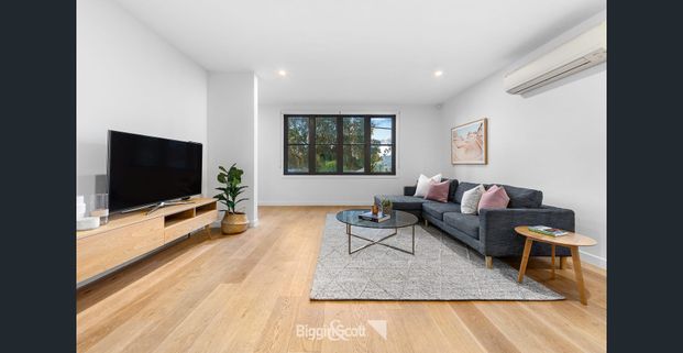 THREE BEDROOM TOWNHOUSE WITH PRIVATE ROOFTOP AND CITY VIEWS! - Photo 1