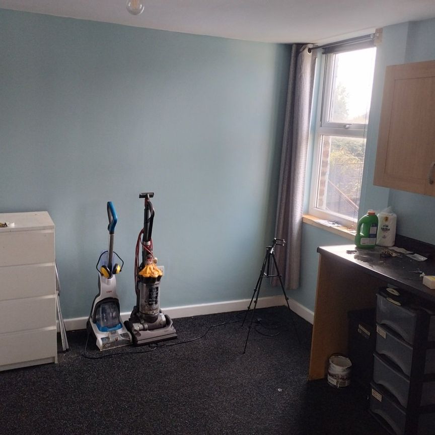 Room in a Shared Flat, Knowsley Road, L20 - Photo 1