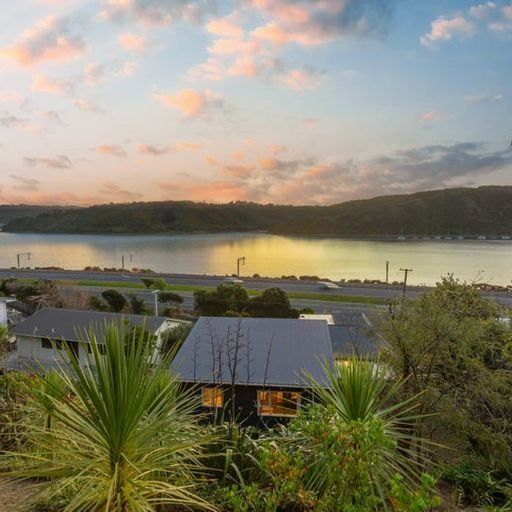 Sunny 2BR Flat in Porirua - Photo 1
