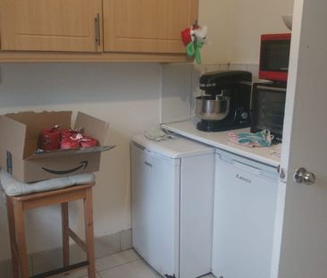 Wide and airy double room in NW4 4LR 16 Hendale Avenue - Photo 6