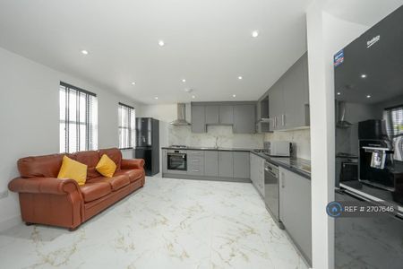 1 bedroom in a house share to rent - Photo 2