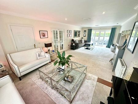 A substantial, detached, family home, in a quiet cul de sac to the south of Newbury near Wash Water. - Photo 3