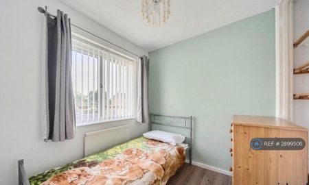 4 bedroom semi-detached house to rent - Photo 5