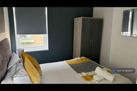 4 bedroom flat to rent - Photo 3