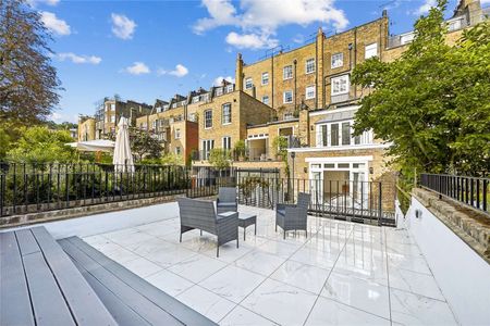 A modern and recently refurbished two bedroom duplex apartment with an exceptional private garden. - Photo 4