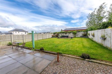 4 bedroom detached house to rent - Photo 2