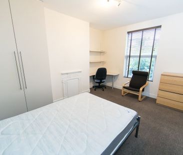 Brudenell View, Hyde Park, Leeds - Photo 2