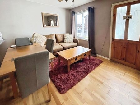 Kelly Close, Shepperton, Surrey, TW17 8RL - Photo 2