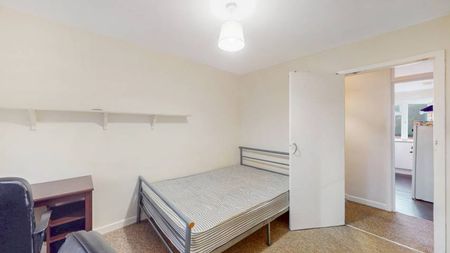 3 Bedroom, 1 bath, 1 reception Flat - Photo 5