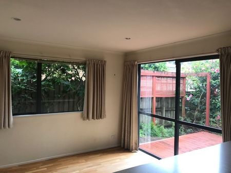 Sunny Ellerslie Home with Easy Motorway & Train Access - Photo 5