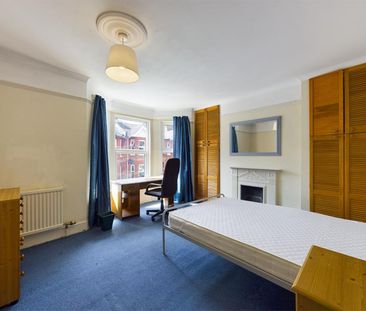 3 bedroom Flat To Let - Photo 3