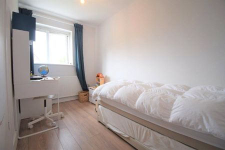 4 bedroom House in Mercury Avenue, Wokingham - Photo 2