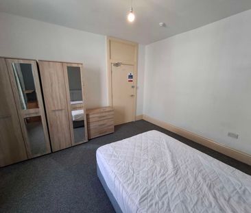 Spacious room in friendly, clean and central shared house - Photo 4