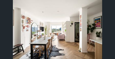 Beautifully Renovated Apartment in the Iconic Goldsbrough Building - Photo 2