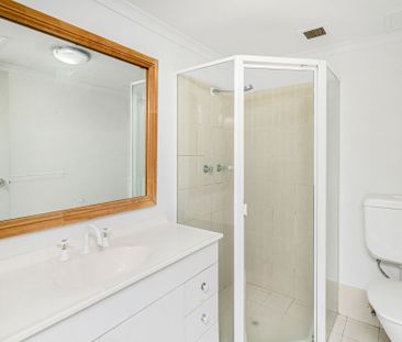 BRIGHT AND SPACIOUS PARK-SIDE LIVING, NOT TO BE MISSED! - Photo 5