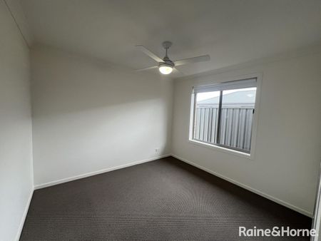 Spacious 4-Bedroom Family Home in Munno Para Downs - Photo 3