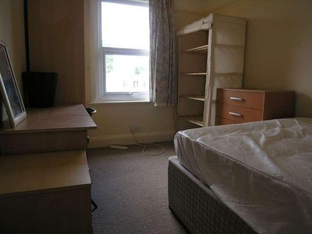 Bedroom Semi Detached House In Winton, BH9 - Photo 5