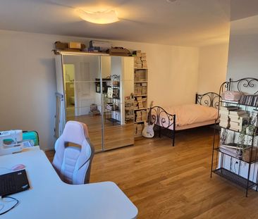 BJ 2022: Hochwertig ausgestattete 1-Zi.-Wohnung *EBK *PKW-Stellplatz * - Photo 1