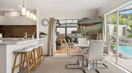 Spacious Family Home in Sought-After Bethlehem-$900 per week - Photo 2