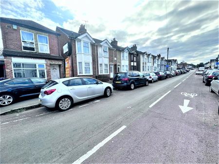2 Bedroom Flat To Let - HP12 - Photo 2