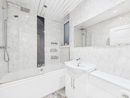 3 bedroom flat to rent - Photo 4