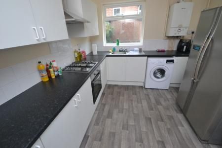 (4 Bed) Johnson Road, Lenton, Nottingham, NG7 - Photo 4
