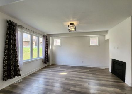 For Lease - 9 Acacia Court, East Gwillimbury, Ontario - Photo 2