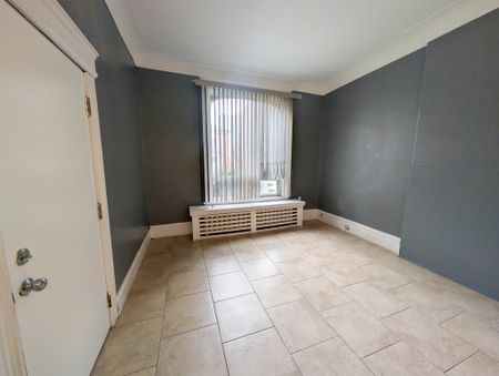 **Downtown Hamilton** Cozy Main Floor Bachelor Apartment!! - Photo 4