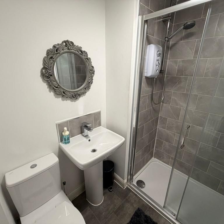 1 bedroom in a house share to rent - Photo 1