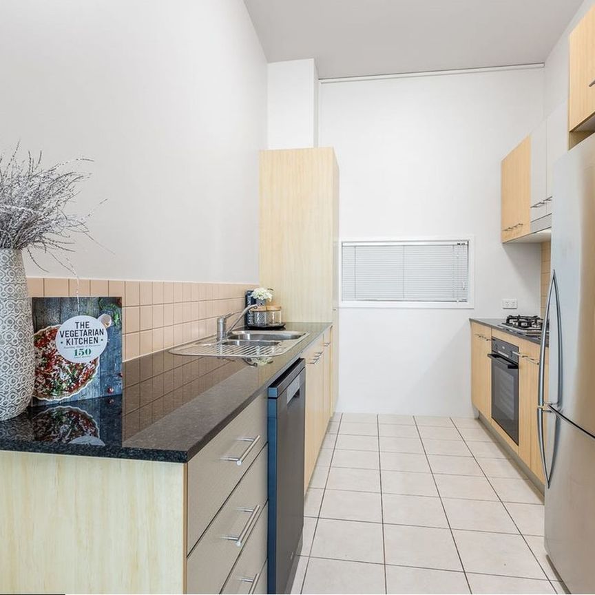 LOCATIN AND VIEW! DOOR STEP FOR EVERTHING, PARKLAND LIFTSTYLE. FURNISHED. - Photo 1