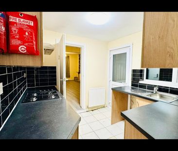 3 Bed Terraced House, Elizabeth Road, E6 - Photo 5