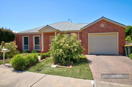 CLASSY TOWNHOUSE in WEIR PARK - Photo 5