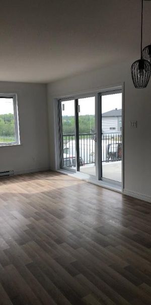Superbe logement 4 1/2 à St-Nicolas, 1ier étage, climatisé, 2 STATIONNEMENTS EXTÉRIEURS INCLUS, LIBRE LE 1ier décembre 2025. - Photo 1
