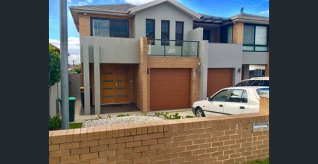 Modern 3 Bedroom Full Brick Duplex - Photo 2
