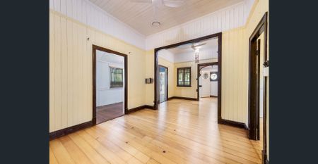 Charming 3 Bedroom Queenslander with Newley Renovate Kitchen. - Photo 4