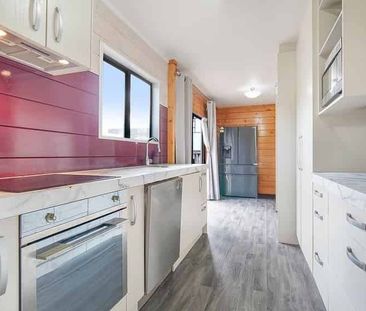 Cozy and private, 3-bedroom home with plenty of outdoor space - Photo 4