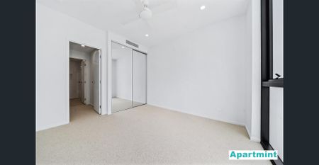 Stylish 2 Bedroom 2 Bath North Facing Apartment with 2 carparks - Great Location! - Photo 3