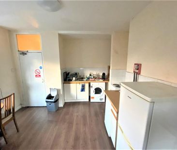 1 bedroom in a house share to rent - Photo 4