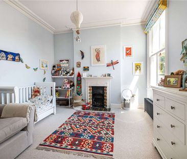 A spectacular four bedroom house on Broomwood Road. - Photo 5