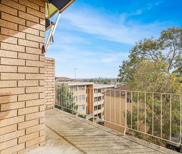 Devlin Delight This bright and sunny top floor two bedroom unit is conveniently located in the heart of Ryde. - Photo 2