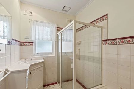 Spacious Family Home in a Quiet, Convenient Location - Photo 5